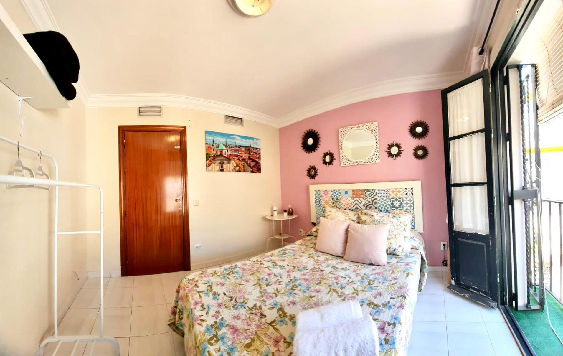 Budget And Cute Rooms With Balcony Sevilla Center Kültér fotó
