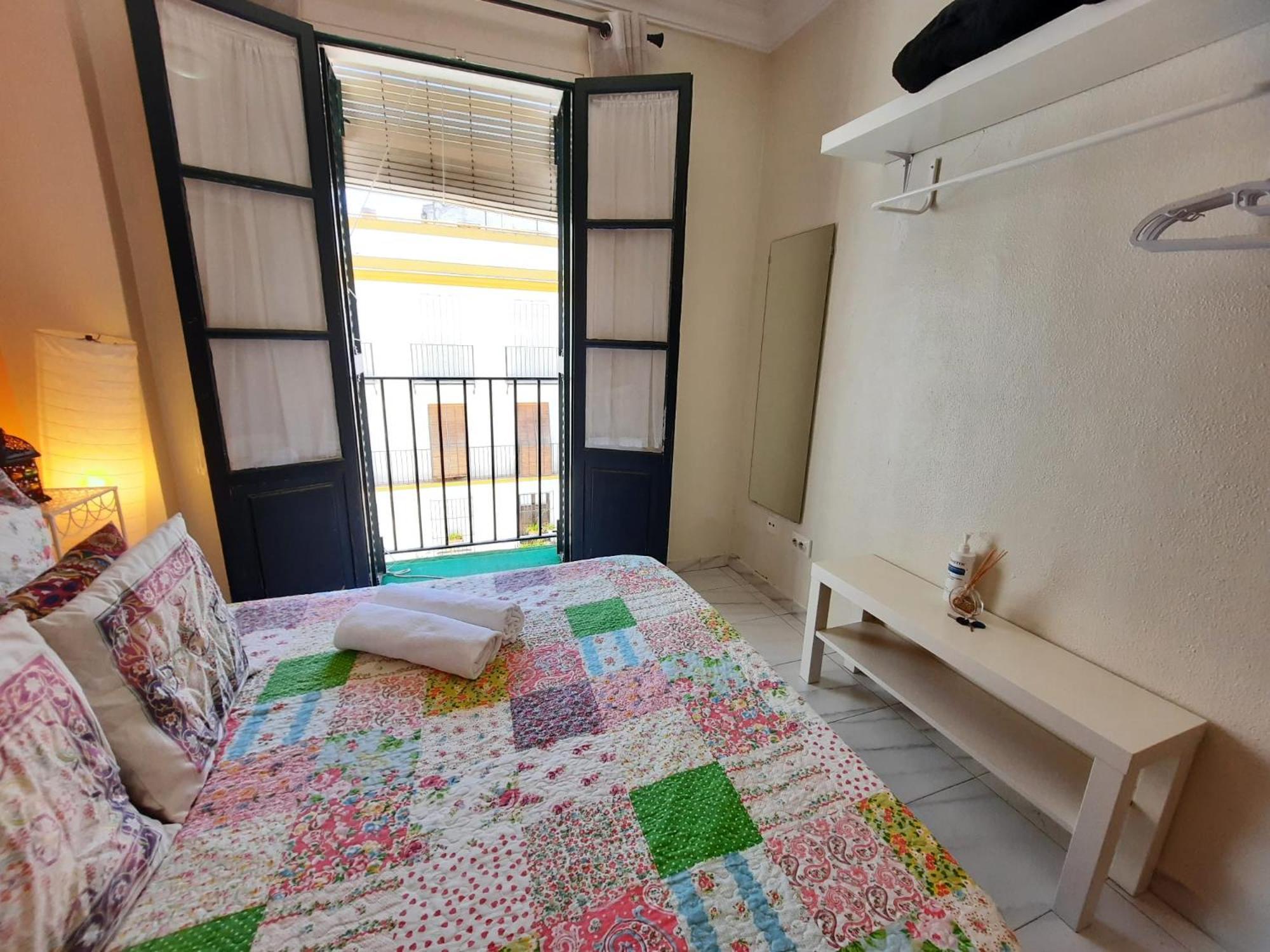 Budget And Cute Rooms With Balcony Sevilla Center Kültér fotó